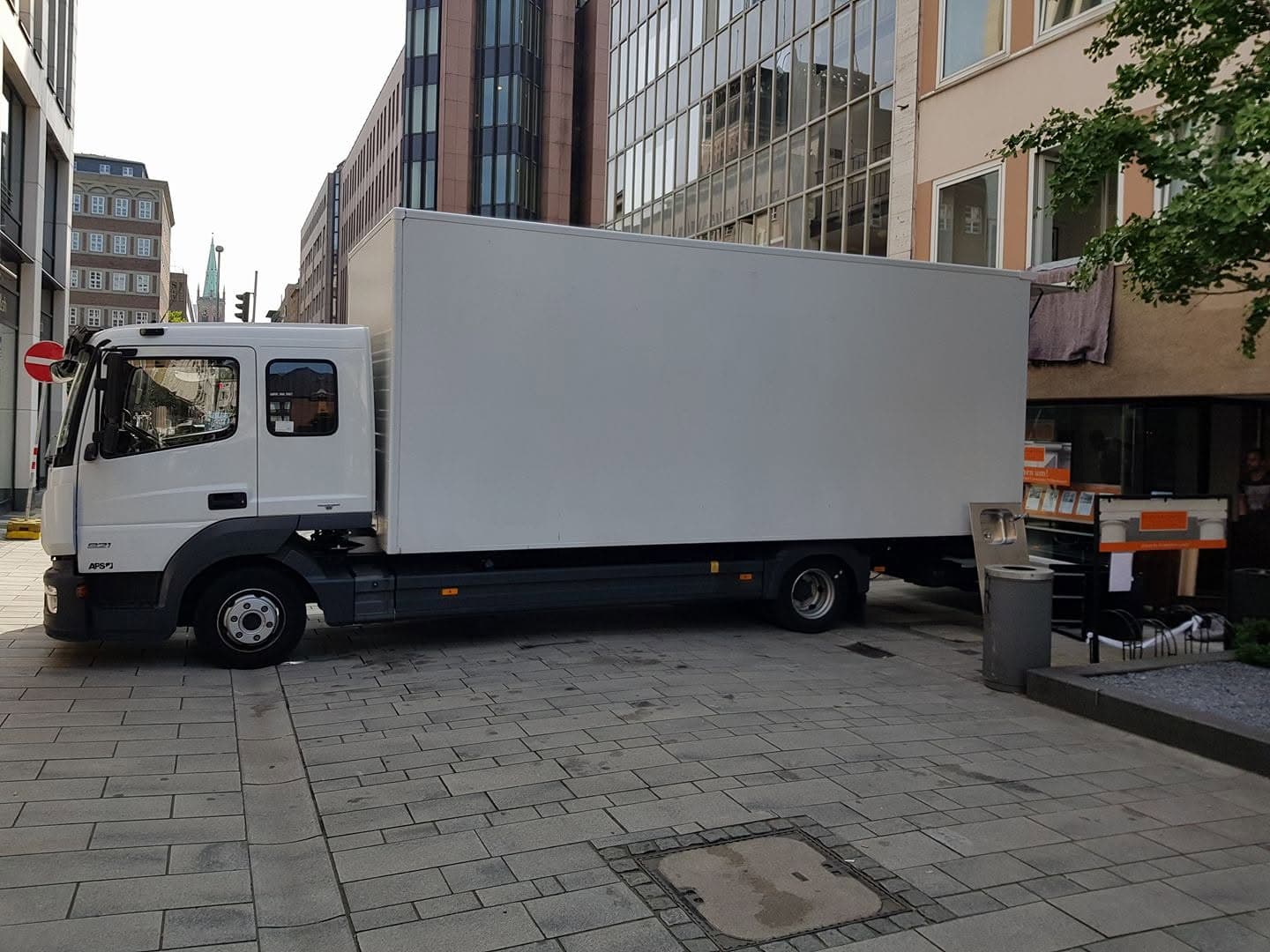 Umzugswagen von AF-Umzüge im Einsatz in der Innenstadt